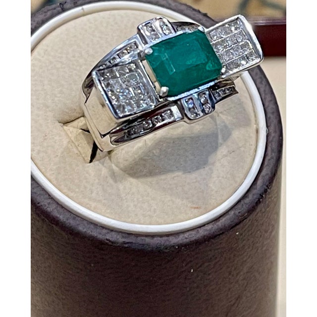 2010s 4 Carat Emerald Cut Natural Emerald & 1 Ct Diamond 14 Karat Gold Cocktail Ring For Sale - Image 5 of 18