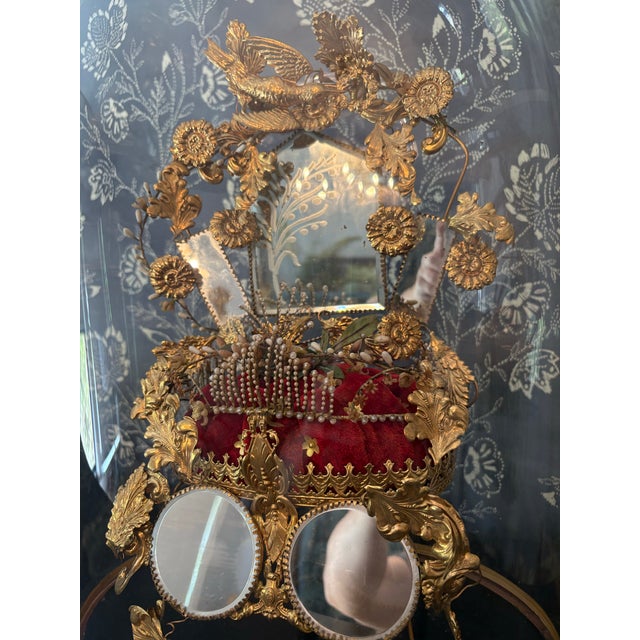 A globe de mariée is a decorative object used in weddings, designed to hold the bride's bouquet or wax orange blossom...