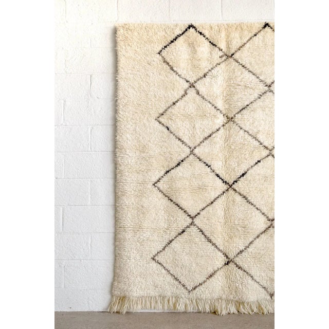 Vintage Handwoven Moroccan Beni Ourain Wool Area Floor Rug, 5’4” X 6’9” For Sale - Image 4 of 10