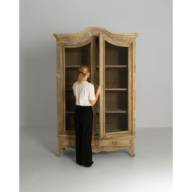 French 1900s French Louis XV Style Oak Vitrine With Mesh Screens For Sale - Image 3 of 18