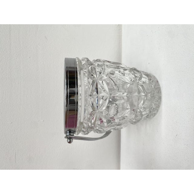 Art Deco ice bucket in metal and crystal. French work, circa 1930. Very good condition. Dimensions: 13cm high, 12cm in...