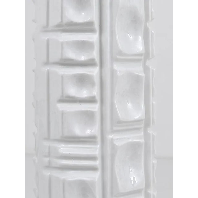Rosenthal White Relief Op Art Porcelain Vase attributed to Rosenthal, Germany, 1960s For Sale - Image 4 of 11