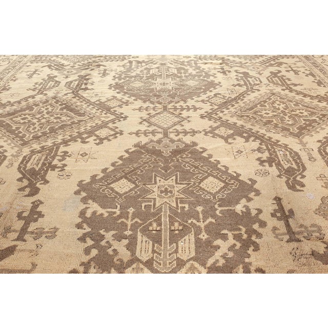 A remarkable example of early 20th-century Anatolian craftsmanship, this antique Turkish Oushak rug captures the enduring...