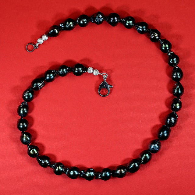 Traditional 18 Inch Gorgeous Green/Black Iridescent Pearl Necklace For Sale - Image 3 of 6