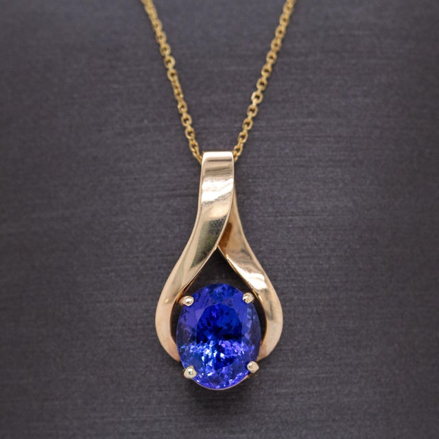 Contemporary 2.5cts Tanzanite Solitaire Estate Pendant in 14k Solid Yellow Gold | Ov 10x8mm For Sale - Image 3 of 6