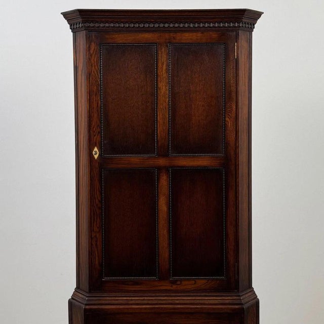 Edwardian English Oak Corner Cabinet, 1910 For Sale - Image 4 of 6