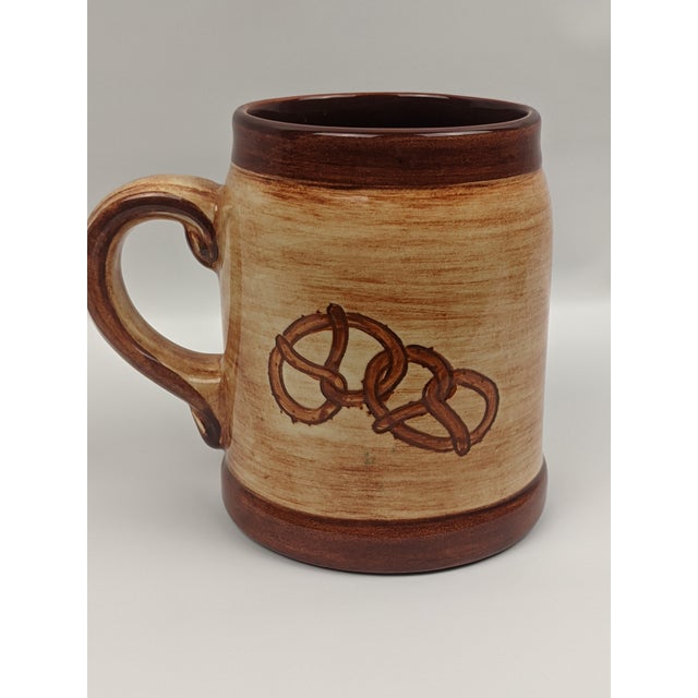 Ceramic Vintage Pennsbury Pottery Pennsylvania Dutch Pitcher & Mug Set - Five Pieces For Sale - Image 7 of 17
