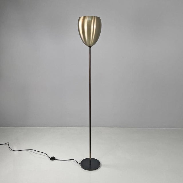 Italian mid-century modern steel floor lamp with black round base, 1950s Floor lamp with round steel base. The lampshade...