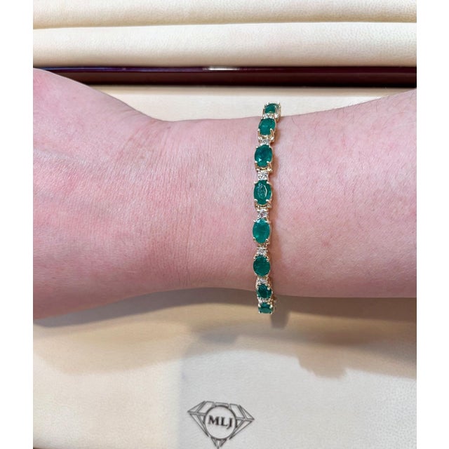 Contemporary 9 Carat Natural Emerald & Diamond Cocktail Tennis Bracelet 14 Karat Yellow Gold For Sale - Image 3 of 18