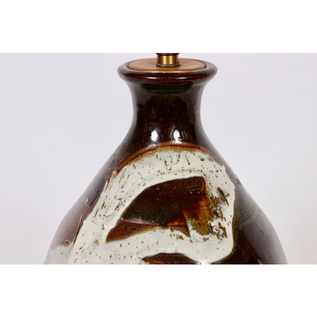 1970s 1970s Cocoa & White Brushstroke Art Pottery Table Lamp For Sale - Image 5 of 10