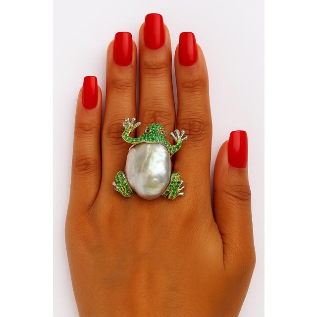 Late 20th Century Bochic “Orient” Vintage White Sea Pearl & Emeralds Ring Set In 18K Gold & Silver For Sale - Image 5 of 10