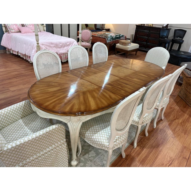 French Provincial Late 20th Century French Provincial Oval Dining Table With 8 Chairs – Cream Painted Base & Figured Wood Top For Sale - Image 3 of 12