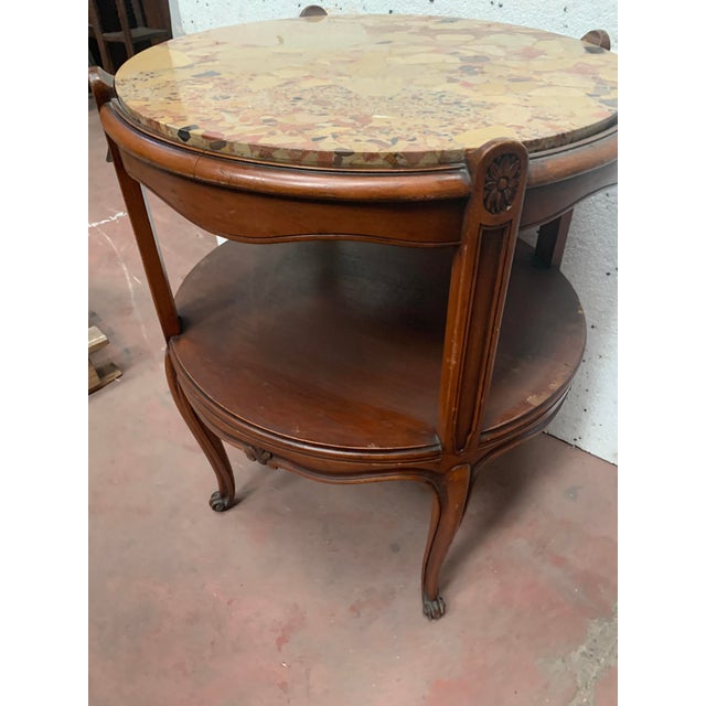 Round Louis XV Style Side Table in Patinated Beechwood, in Good conditions. Designed 1920 to 1949
