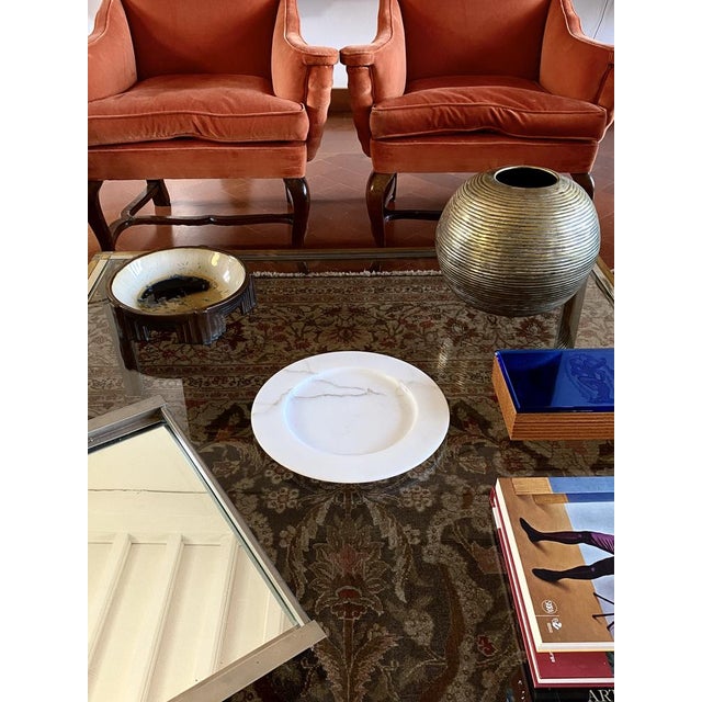 White Carrara Calacatta marble Centerpiece / plate Manufactured by Up&Up, Italy, 1970s. H 2 cm Diam. 30 cm Conditions:...