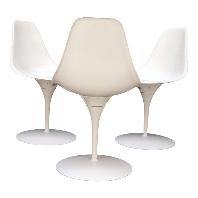Mid Century Modern Tulip Base White Fiberglass Side Dining Chairs - Set of 3 For Sale