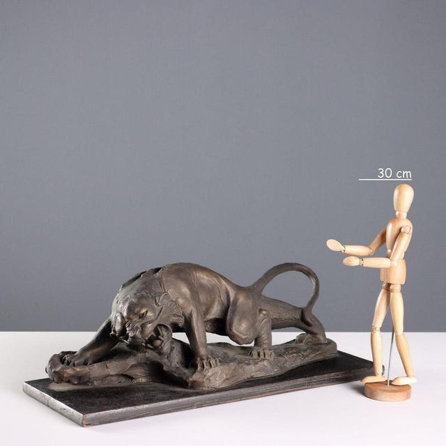 Bronze sculpture depicting a roaring feline. Painted wooden base. Villarrubia signature engraved on the base. This piece...