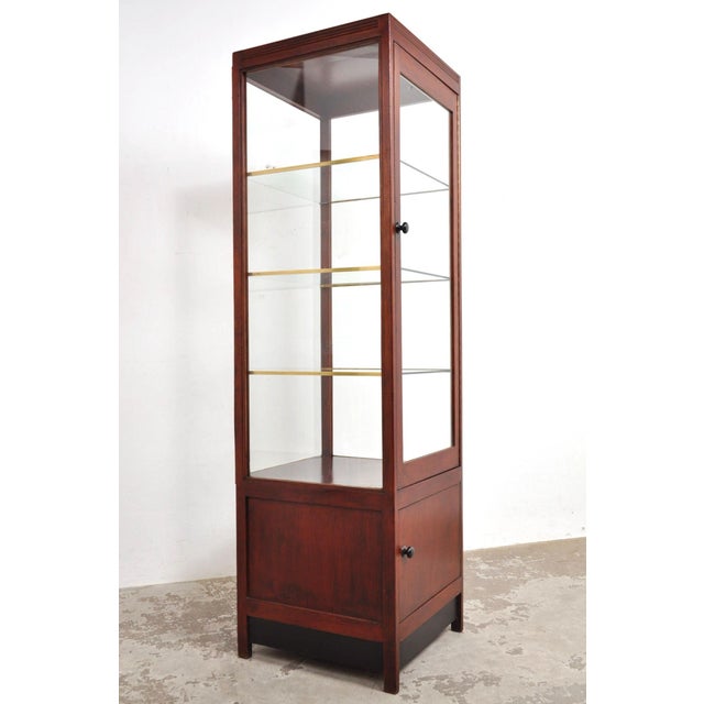 Shop display case with glass all around Show your products or collection in style? That's possible with this display case!...