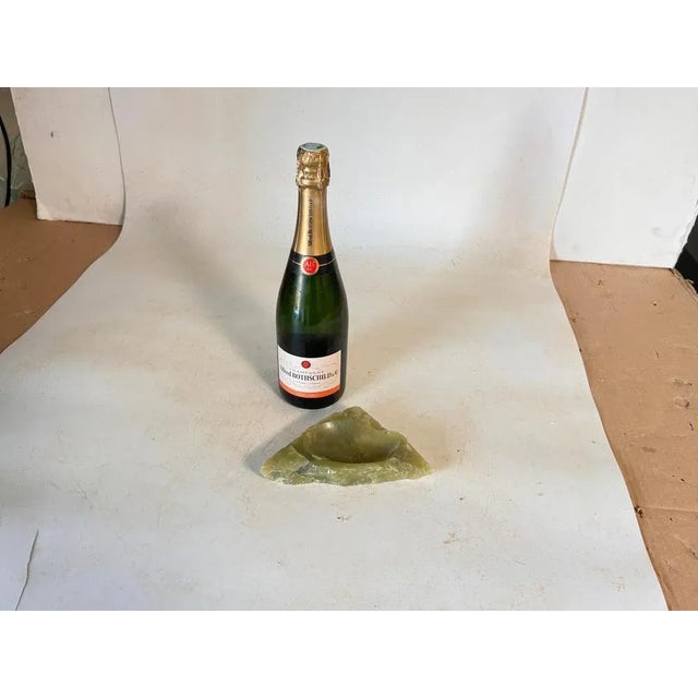 Vide poche in Onyx. This ashtray is rare by his color. It is in a green color. It has been made in italy circa 1960.