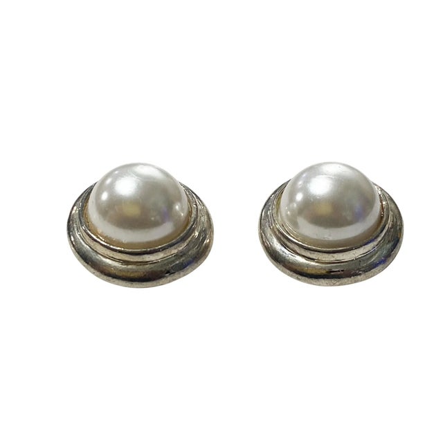 Mid-Century Modern Vintage Faux Pearl Earrings Round Shape Rhinestones Clip on White Gold Tone For Sale - Image 3 of 5
