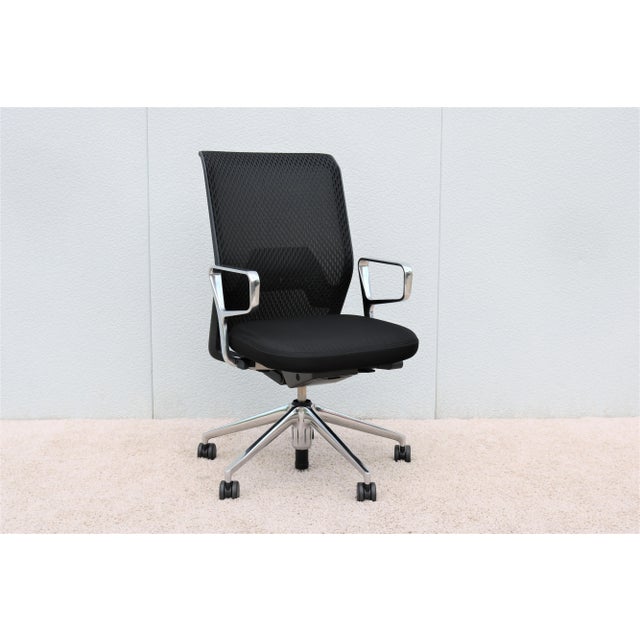 The ergonomic ID Mesh Office desk chair designed by Antonio Citterio for Vitra successfully combines comfort, Technology...