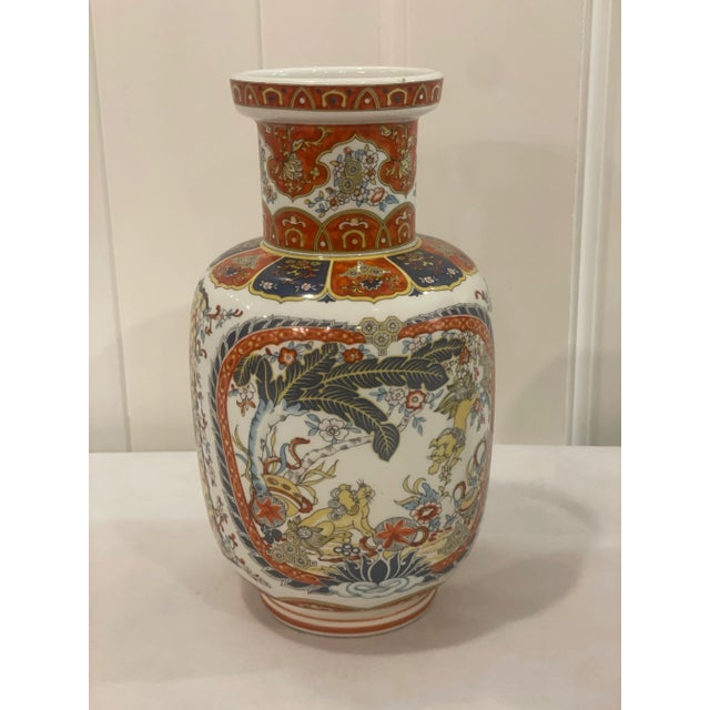 Chinoiserie Pair of Vintage Ardalt Chinese Chinoiserie Porcelain Vases Foo Dog Design For Sale - Image 3 of 9