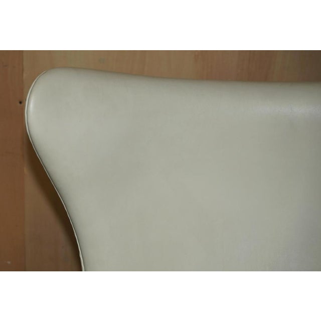 Brown Set of Cream Leather Egg Chair & Footstool from Fritz Hansen For Sale - Image 8 of 18