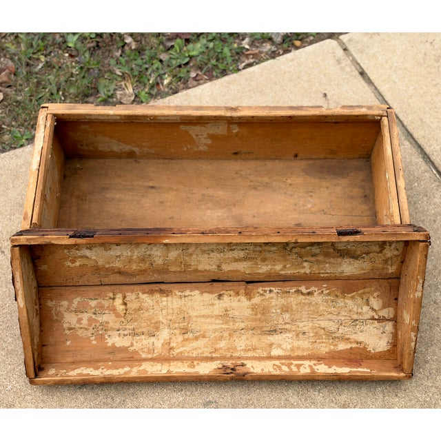 Early American Humpback Stagecoach Travel Trunk c.1850-1880 For Sale - Image 13 of 18