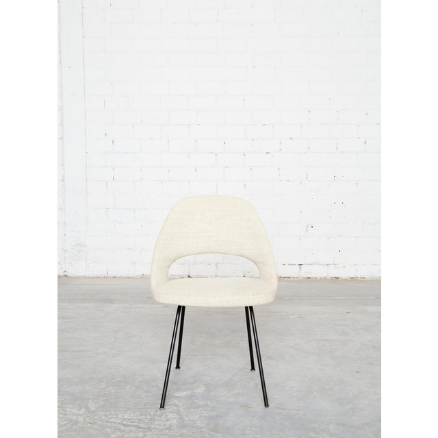 Beautiful organic chair by Eero Saarinen from 1950. Upholstered in light beige wool. The set consists of four chairs. Two...