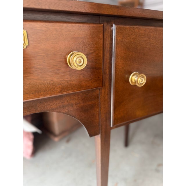 Wood Late 20th Century Hepplewhite Style Mahogany Sideboard With Brass Hardware and Tapered Legs For Sale - Image 7 of 12