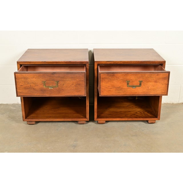 1970s Henredon Mid-Century Modern Campaign Oak Nightstands, Pair For Sale - Image 5 of 15