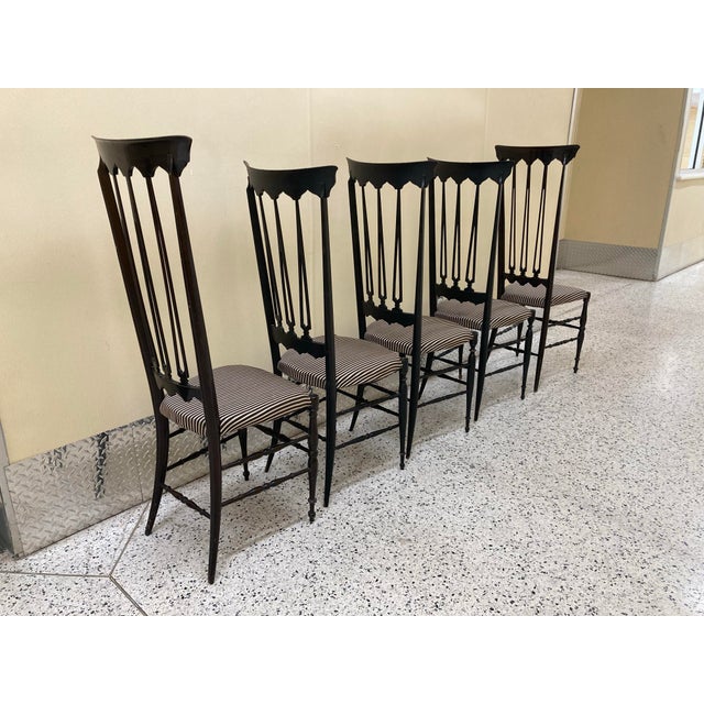 Ebony Mid-20th Century Gio Ponti Style Italian Chiavari Chairs in Ebonized Beechwood Attributed to Guido Chiappe for S. A. C. - Set of Five For Sale - Image 8 of 12
