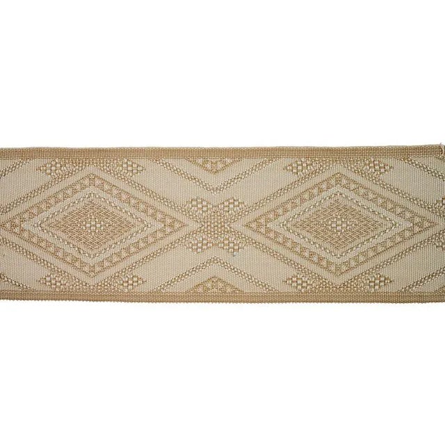 With the look of exquisite woven horsehair, this refined geometric tape has intricate dimension that makes it the perfect...