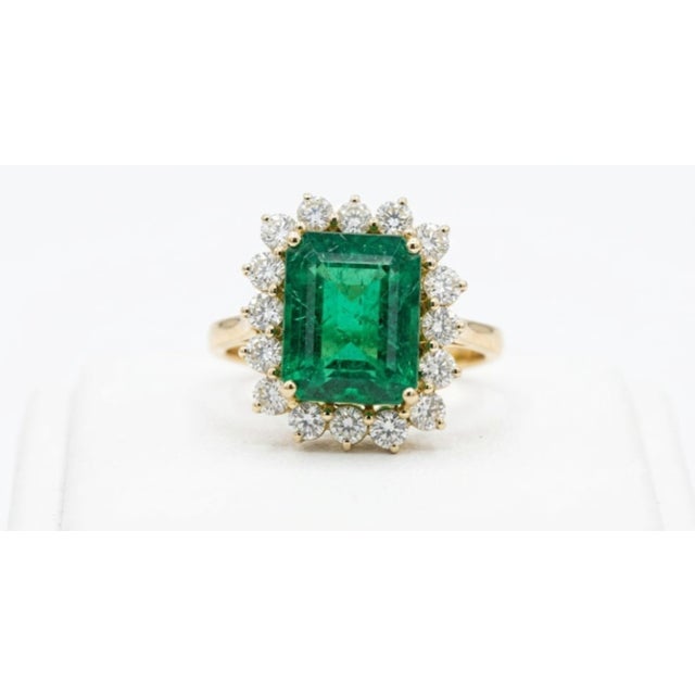 2020s Natural Emerald 6.54cts & Diamond 1.25cts Ring in 18k Gold For Sale - Image 5 of 8