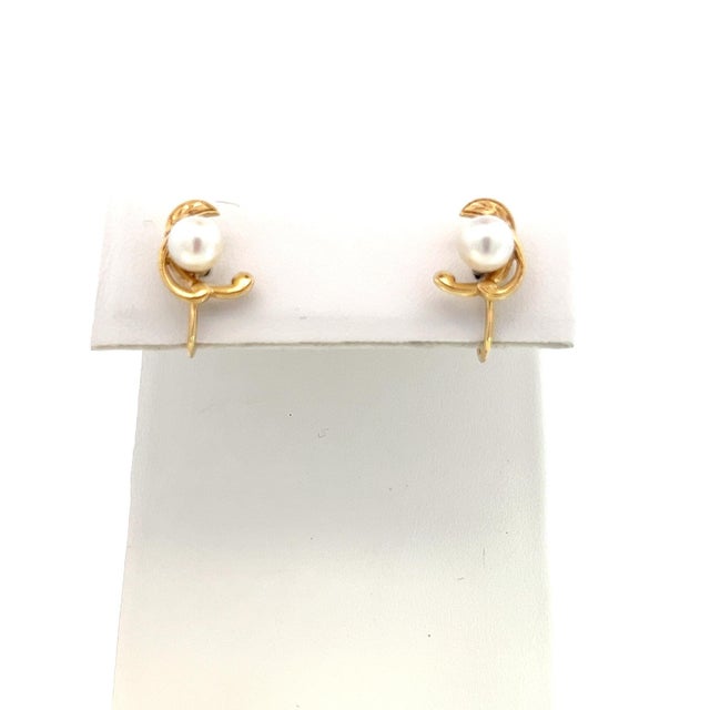 1990s Pair of Mikimoto Estate Akoya Pearl Earrings 14k YG 6 mm 3.4 Grams For Sale In New York - Image 6 of 7