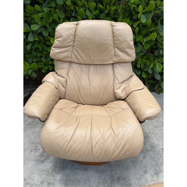 Vintage Ekornes Stressless Reno Leather Recliner Lounge Chair and Ottoman, Made in Norway For Sale - Image 11 of 12