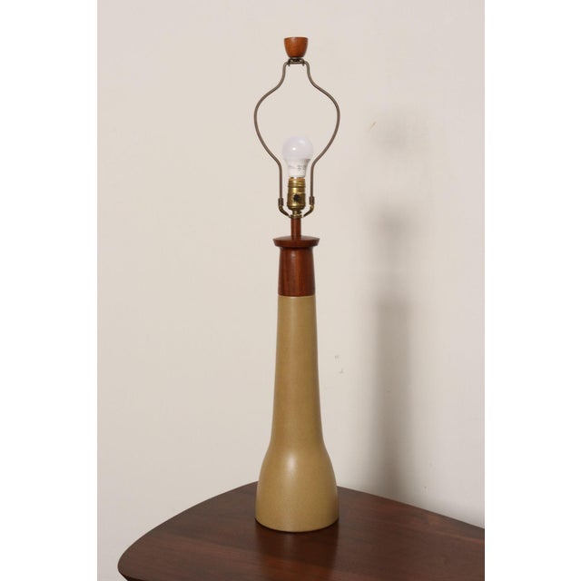 Marshall Studios Vintage Gordon and Jane Martz Ochre Stoneware and Walnut Table Lamp With Finial For Sale - Image 4 of 14