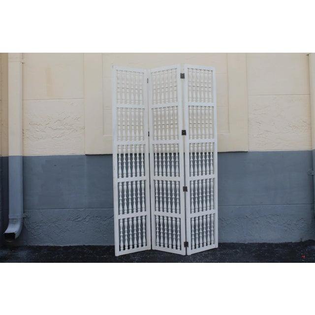 1950's Vintage White Turned Wood Room Divider Screen For Sale In Miami - Image 6 of 13
