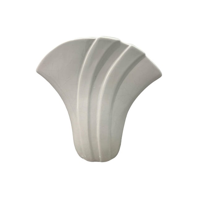Art Deco Vintage Postmodern 1980s White Ribbed Ceramic Fan Flutes Large Vase Art Deco For Sale - Image 3 of 11