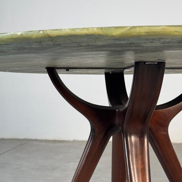 Round Onyx and Walnut Dining Table attributed to Osvaldo Borsani, 1950s For Sale - Image 12 of 15