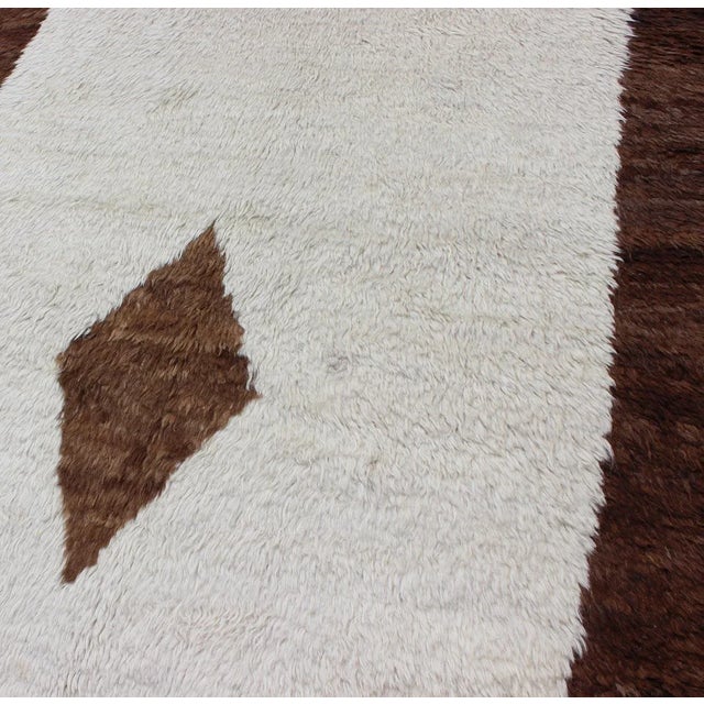 Mid 20th Century Vintage Turkish Tulu Rug With a Minimalist Design in Off White and Brown For Sale In Atlanta - Image 6 of 13