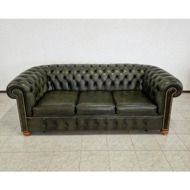 Chesterfield living room set includes a sofa, armchair and armchair with a stool, designed in a classic and elegant style....