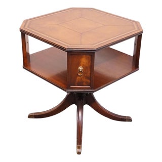 Heritage Furniture Solid Mahogany Traditional Federal Style 25" Square Tiered Accent Table W. Tooled Leather Top 135 For Sale