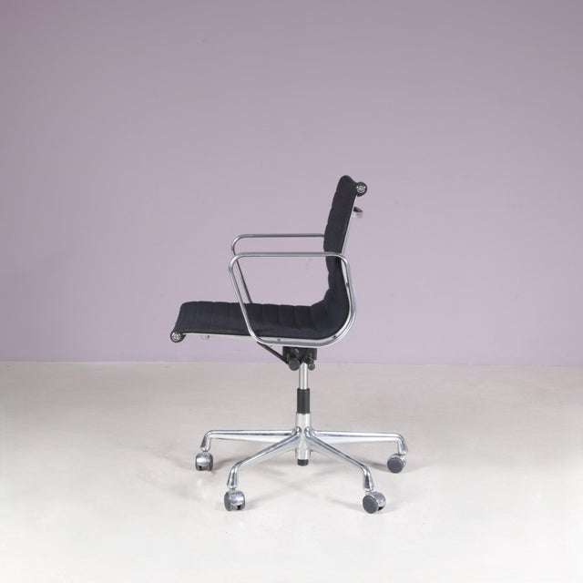 Desk Chair Model EA118 in Chrome Base with Black Hopsack Upholstery and Aluminium Armrests by Charles & Ray Eames for Vitra, Germany, 2000s For Sale - Image 6 of 16