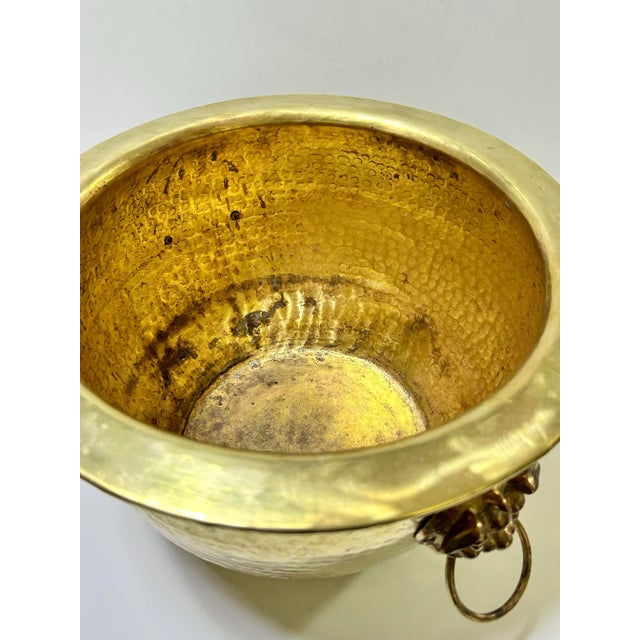 Vintage Hammered Brass Foo Dog Cachepot Planter – Asian Hollywood Regency Champagne Bucket For Sale - Image 10 of 12