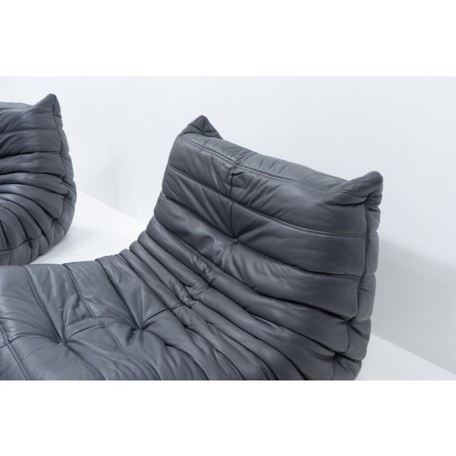Mid-Century Modern Togo Set in Grey Leather by Michel Ducaroy for Ligne Roset, 1990s, Set of 2 For Sale - Image 3 of 15