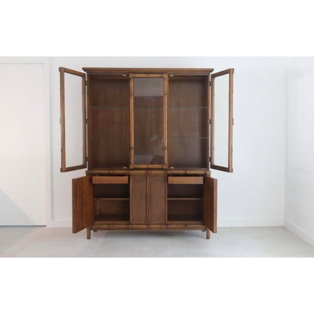 Vintage Kroehler China cabinet in excellent condition Upgrade your dining room or living space with this gorgeous Kroehler...
