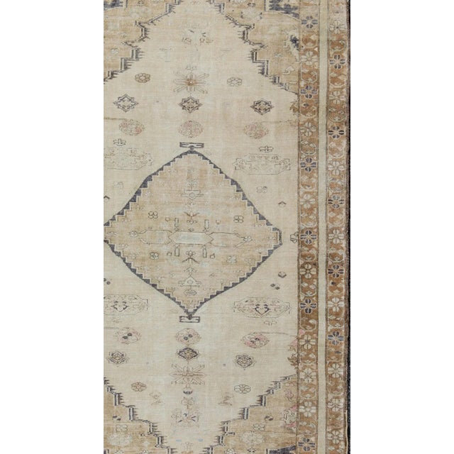 Etched medallion vintage rug Oushak from Turkey with neutral tones, Keivan Woven Arts / rug en-141811, country of origin /...