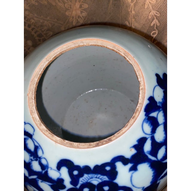 19th-Century Chinese Blue and White Porcelain Ginger Jar With Floral Motifs. For Sale - Image 4 of 12