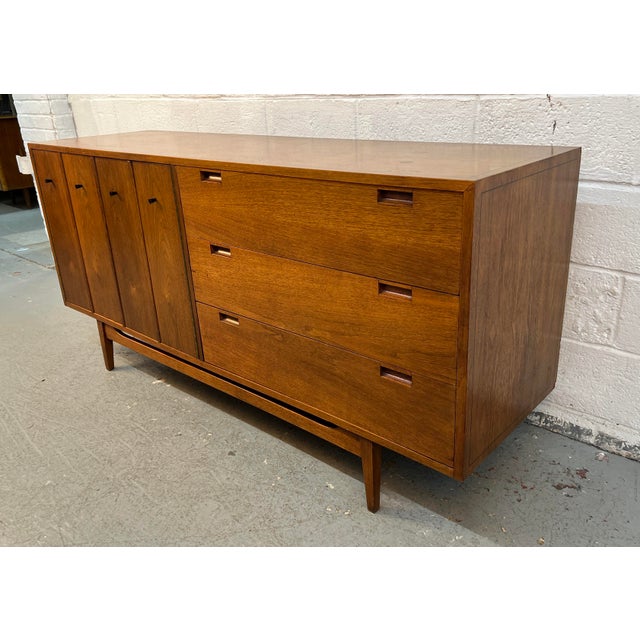 American of Martinsville Mid-Century Early American of Martinsville Long Walnut Dresser For Sale - Image 4 of 17