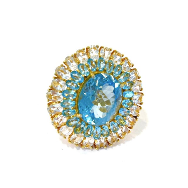 Bochic “Flamenco” Blue Topaz & White Topaz Gems 18k Gold & Silver Cocktail Ring Size 6.5 For Sale - Image 4 of 4